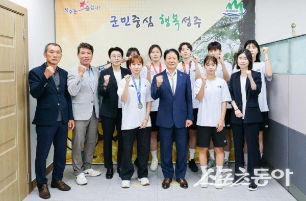 성주군청 여자태권도선수단이 국제대회에서 은메달을 수상해 단체 기념촬영을 하고 있다. 사진제공ㅣ성주군