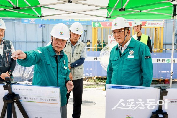 김학동 예천군수가 집중호우 대비 예천1배수분구 도시침수 예방사업 현장을 점검하고 있다. 사진제공 ㅣ 예천군