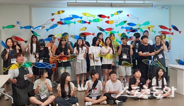 청도교육청이 진행한 ‘‘디지털과 미술의 만남 2025 청도 에듀캠프’ 참가자들이 기념 촬영하고 있다. 사진제공 ㅣ 청도교육청