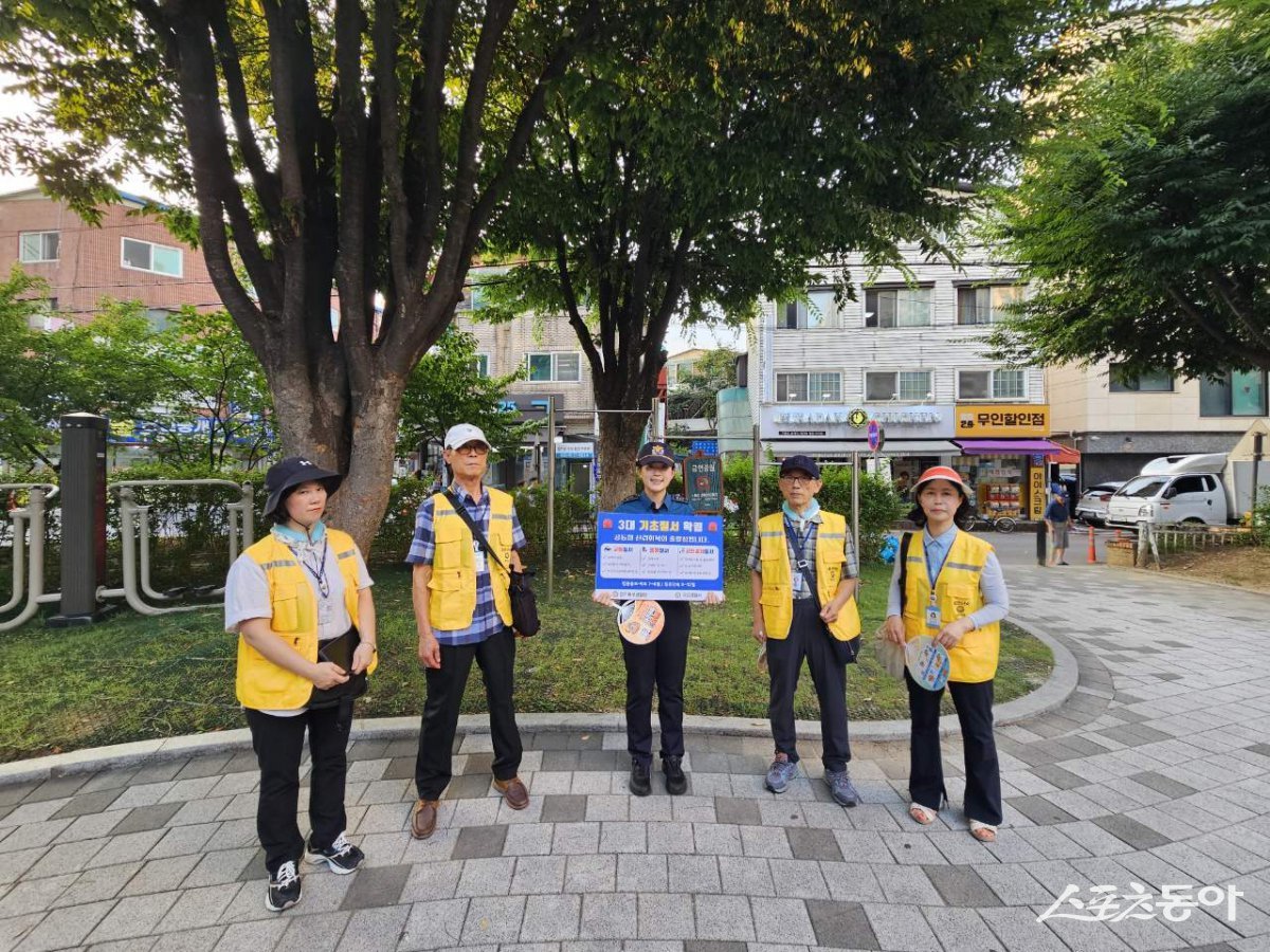 24일 구리보건소와 구리경찰서 여성청소년과는 수택3동 학원가 밀집 지역을 중심으로 금연 홍보와 단속하고 있다. 사진제공ㅣ구리시 