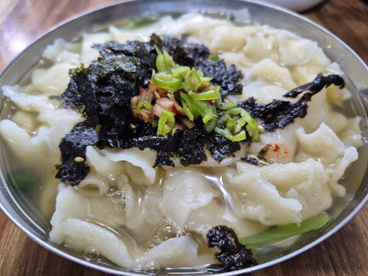 밀밭분식의 수제비. 그릇에 수제비가 쌓여져 나온 듯한 비주얼이다. 