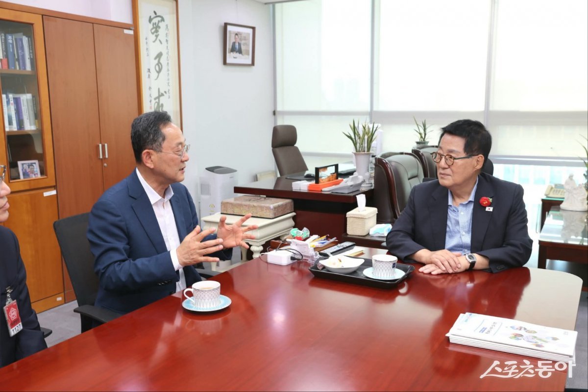 명현관 해남군수가 해남·완도·진도 지역구 박지원 국회의원에게 기후위기 대응 등 국정 과제와 지역 주요사업에 대한 정부 차원의 지원을 요청하고 있다. 사진제공=해남군