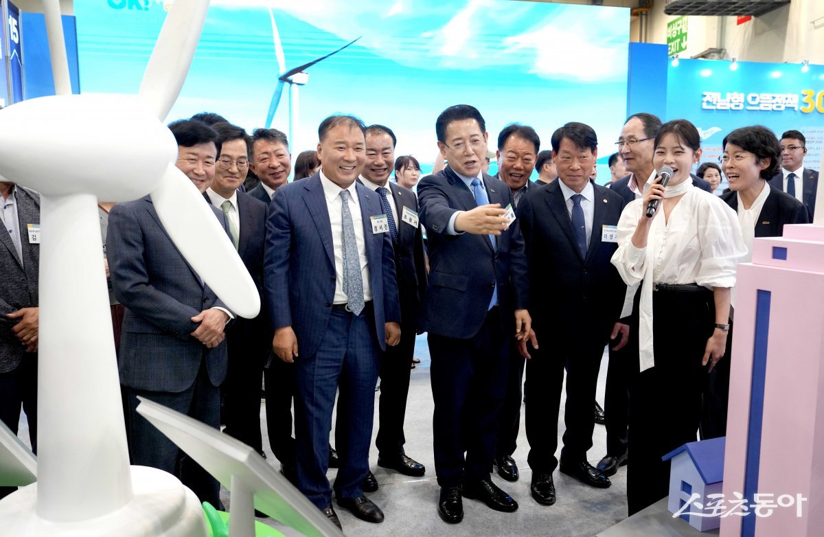 김영록 전라남도지사가 25일 부산 벡스코에서 개최된 ‘2025 로컬 콘텐츠 페스타’ 행사에서 주요 내빈들과 전남홍보관을 둘러보고 있다. 사진제공=전남도