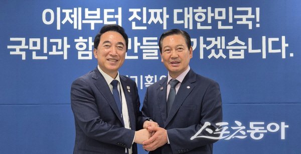 조재구 대한민국시장・군수・구청장협의회장이 박수현 균형성장특별위원회 위원장을 방문해 주요 현안을 건의하고 있다. 사진제공 ㅣ 대한민국시장・군수・구청장협의회