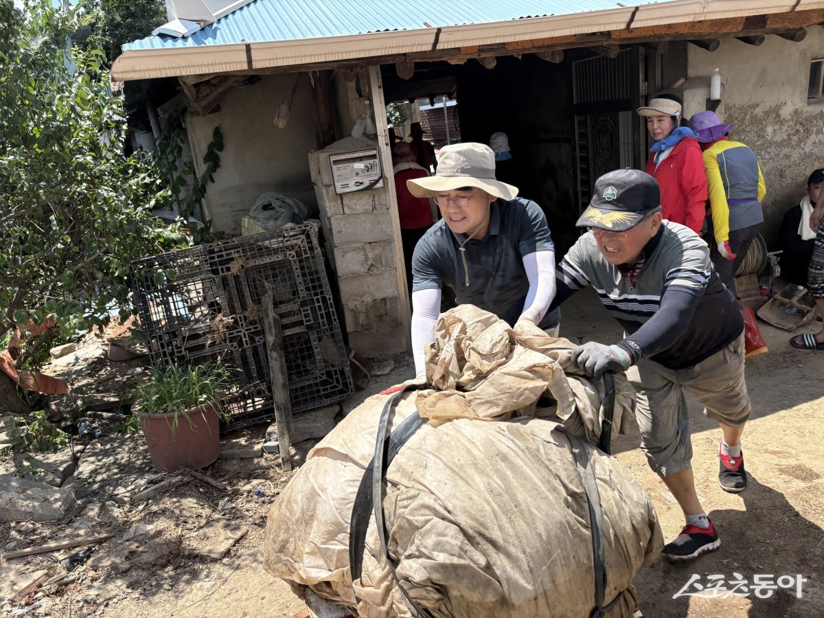 지난 25일 이성권(윈쪽)이 경남 산청과 합천·하동 지역을 방문해 주민들의 일상회복을 위해 수해복구 봉사활동을 하는 모습. (사진제공=국민의힘 부산시당)
