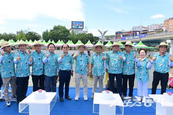 제27회 봉화은어축제가 봉화읍 내성천 수변무대에서 성황리에 개막식이 진행되고 있다. 사진제공 ㅣ 봉화군
