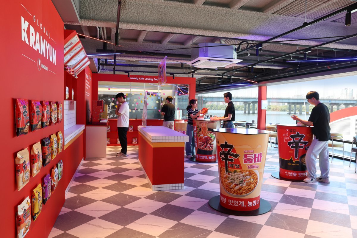 서울 한강버스 선착장에 문을 연 농심 ‘너구리의 라면가게’. 사진제공|농심