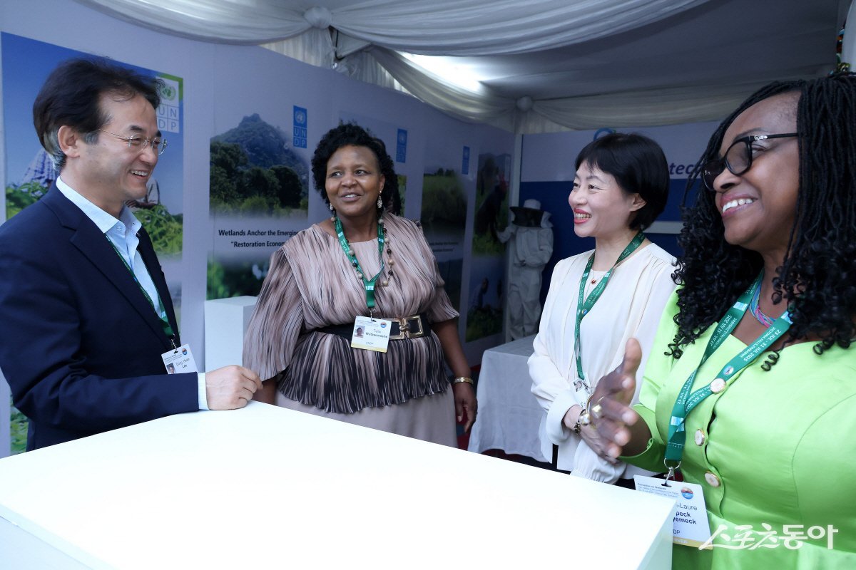 유엔개발계획(UNDP)부스에 방문해 습지 보전에 대한 국제적 연대 중요성을 강조한 이동환 고양특례시장(왼쪽부터 이동환 고양특례시장, 울라우우나셰(Wulawunashe), 이 류(Yi Liu), 마리-로르 음펙 니에(Marie-Laure Mpeck Nyemeck)) 사진제공ㅣ고양시