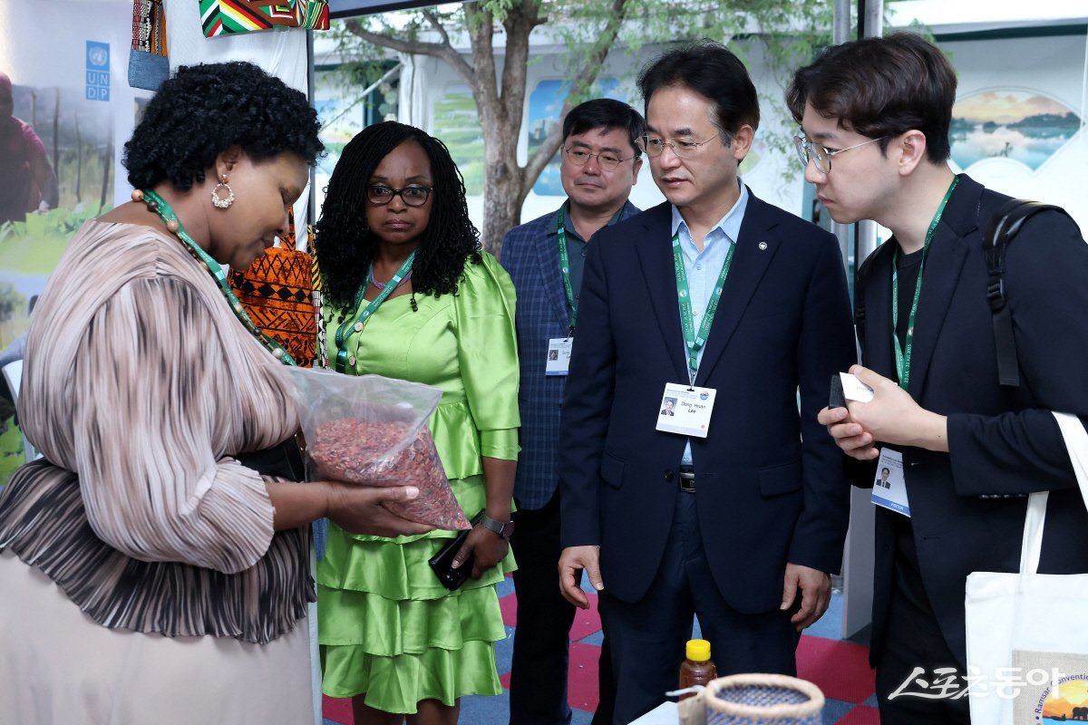 유엔개발계획(UNDP) 울라우우나셰(Wulawunashe)에게 지역 특산품을 소개받는 이동환 고양특례시장(오른쪽 두번째). 사진제공ㅣ고양시
