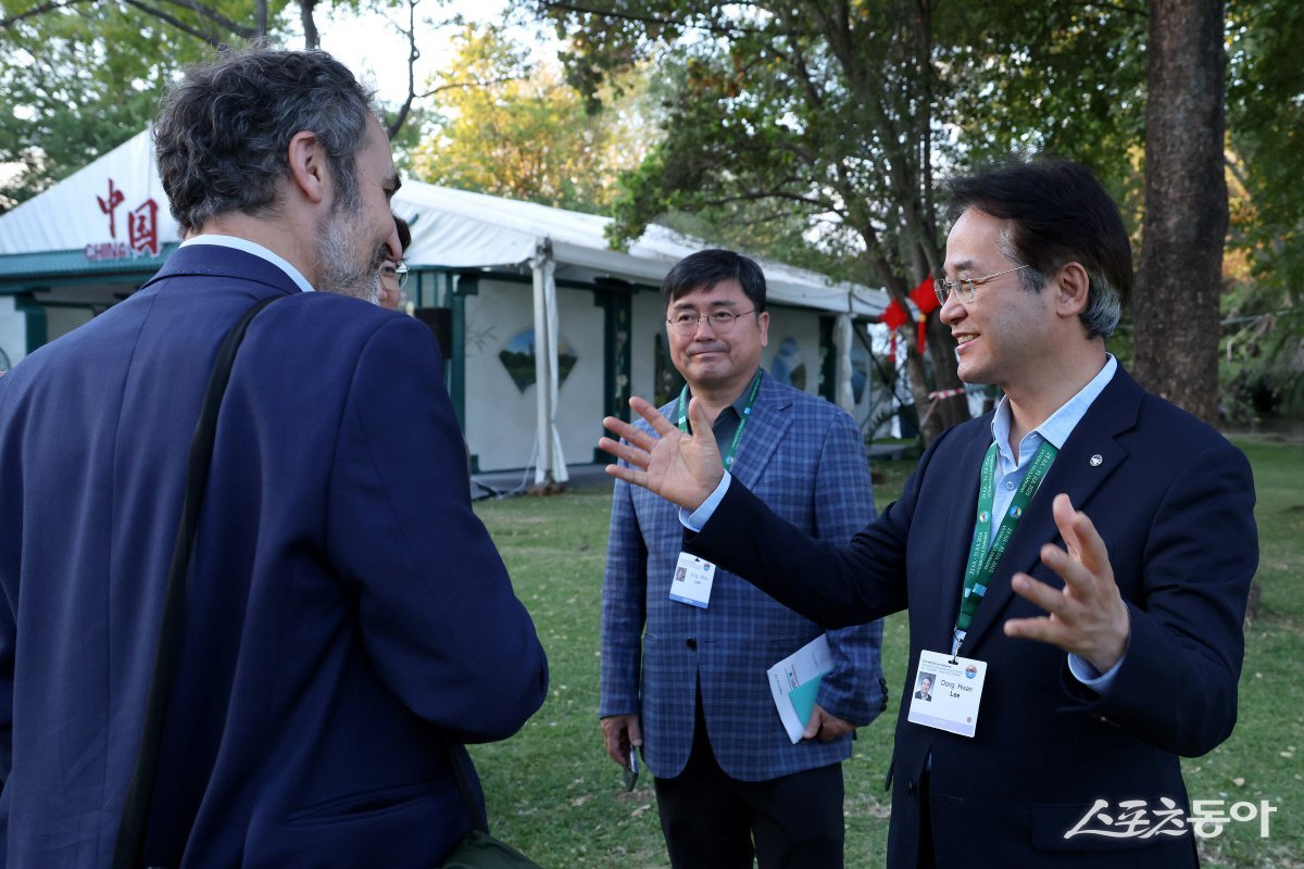 아시아개발은행(ADB) 던컨 랭(Duncan Lang)과 상호협력을 논의하는 이동환 고양특례시장(오른쪽) 사진제공ㅣ고양시