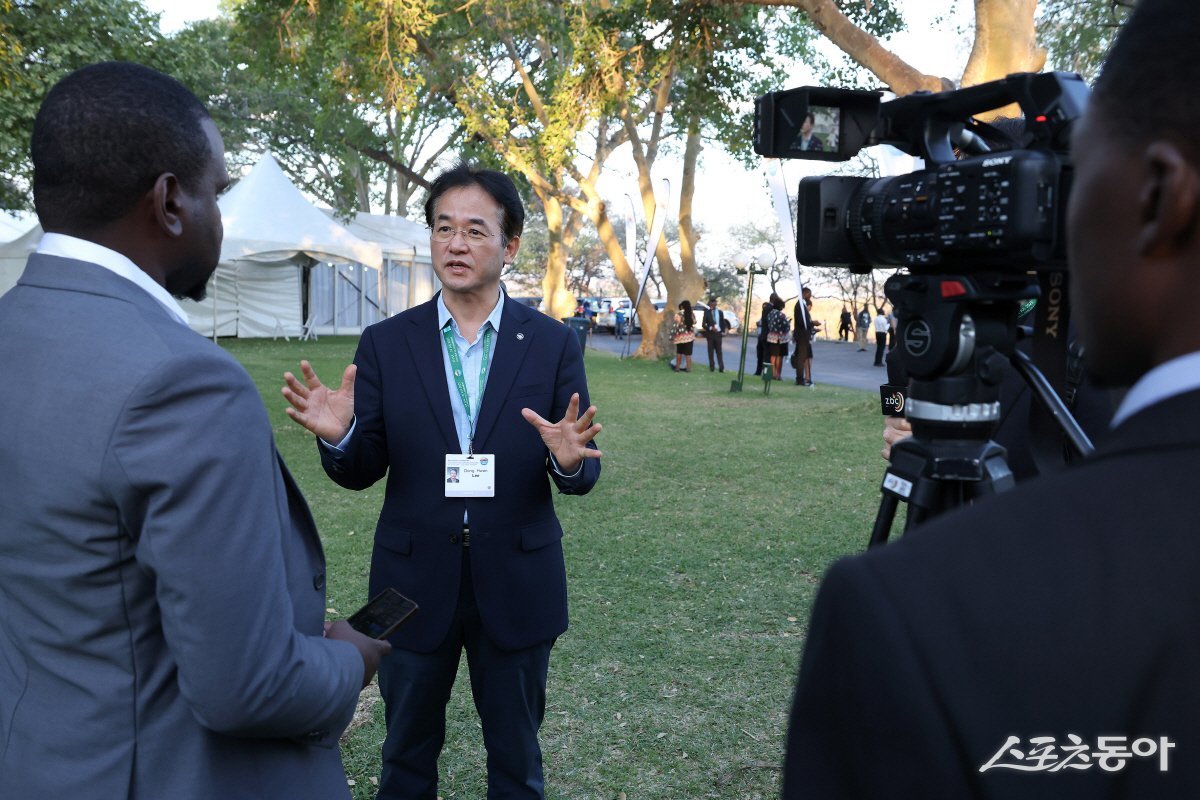 ZBC(짐바브웨국영방송)와 헤럴드 짐바브웨 신문사와 이동환 고양특례시장(가운데)의 현장 인터뷰. 사진제공ㅣ고양시