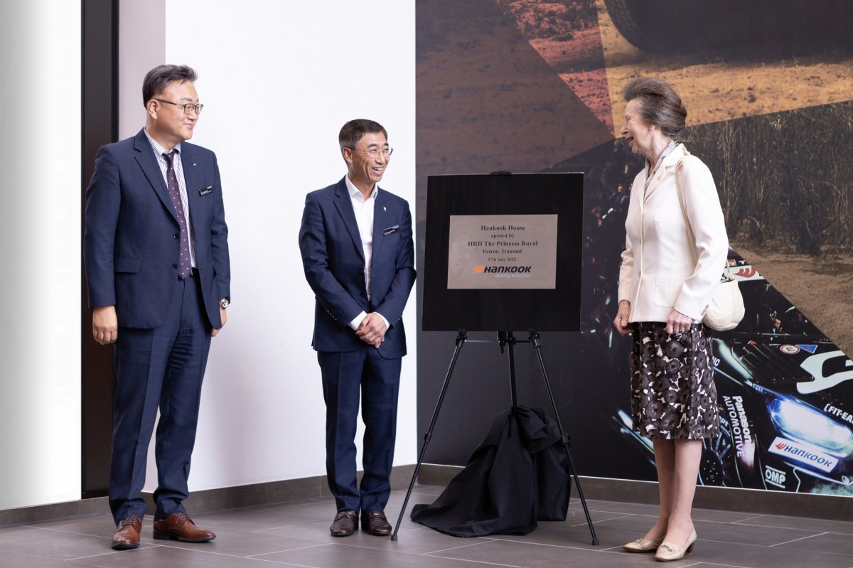 한국타이어 구주본부장 박종호 부사장, 한창율 영국법인장, 앤 엘리자베스 앨리스 루이즈 공주(왼쪽부터)가 명판 제막식을 진행하고 있다. 사진제공 |한국타이어
