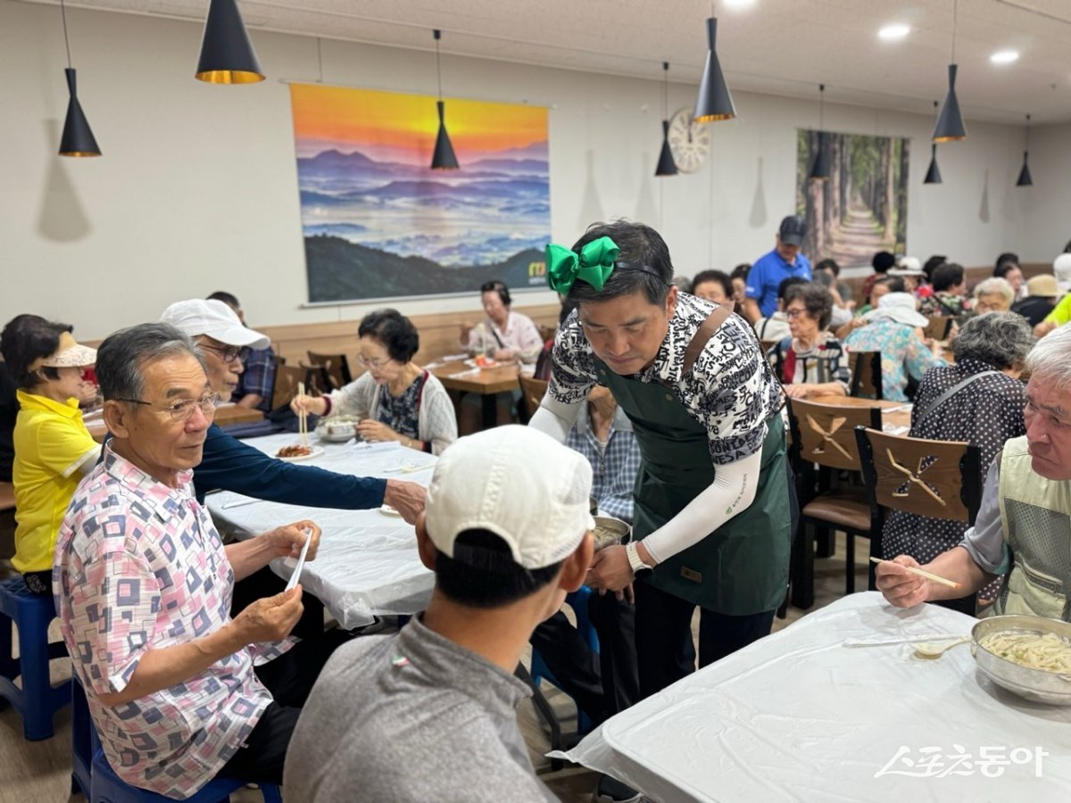 김동훈 의원이 지난 24일, 별내동 행정복지센터 구내식당에서 국수를 어른들에게 드리고 있다. 사진제공ㅣ남양주시의회