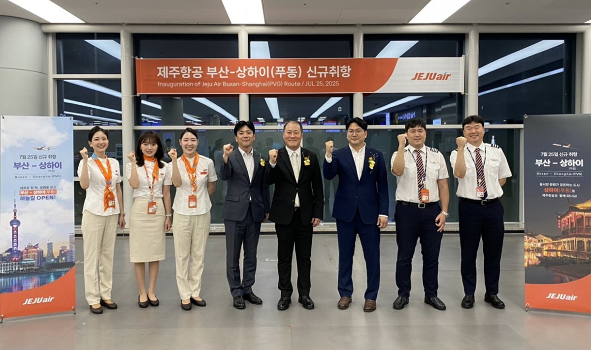 7월 25일 김해국제공항에서 진행된 제주항공 부산~상하이(푸둥) 노선 신규 취항식에서 정재필 커머셜본부장(사진 오른쪽에서 네번째) 등 임직원들이 신규 취항편 승무원들과 기념촬영을 하고 있다. 사진제공 |제주항공