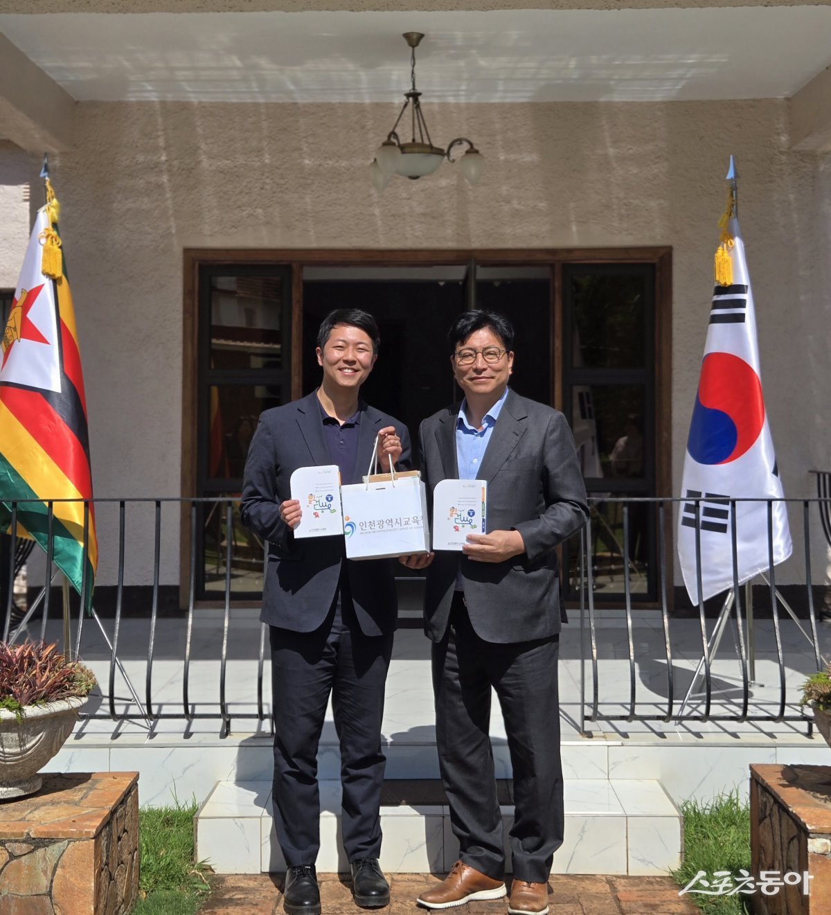 도 교육감은 이 자리에서 인천시교육청이 모든 학교에서 추진 중인 ‘읽걷쓰’(읽기, 걷기, 쓰기) 교육 활동의 성과를 공유하고, 이 활동을 통해 제작한 책과 교구를 학교에 기증했다. 사진제공|인천교육청