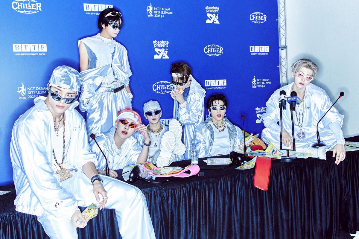 NCT 드림이 7월 26일 방송된 MBC ‘쇼! 음악중심’에서 정규 5집 타이틀곡 ‘비티티에프’(BTTF)로 1위를 차지했다. 지난 KBS2 ‘뮤직뱅크’에 이은 두 번째 음악방송 트로피다. 사진제공 | SM 엔터테인먼트