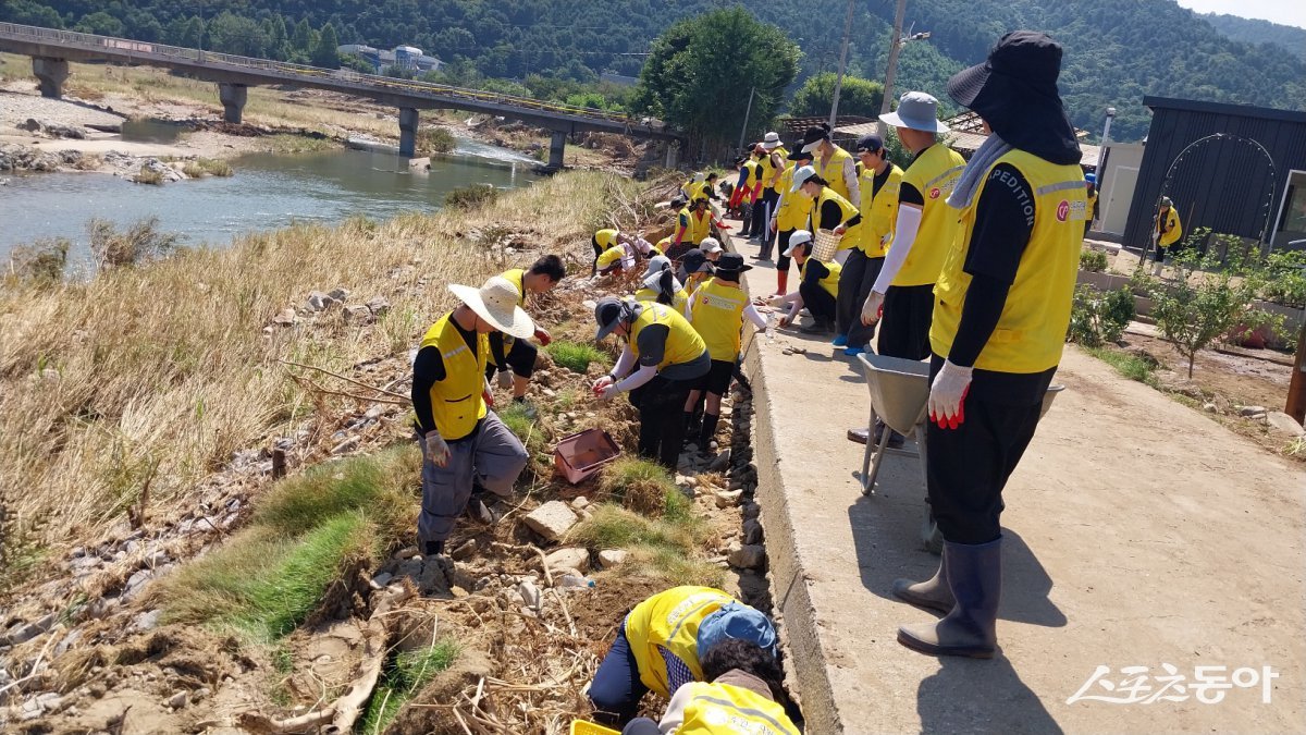 수원지역 봉사자 107명이 지난 26일 수해를 입은 가평군 상면 항사리 피해 농가를 찾아 35도를 웃도는 무더위 속에서 구슬땀을 흘리면서 복구 봉사활동을 펼치고 있다. 사진제공｜수원시