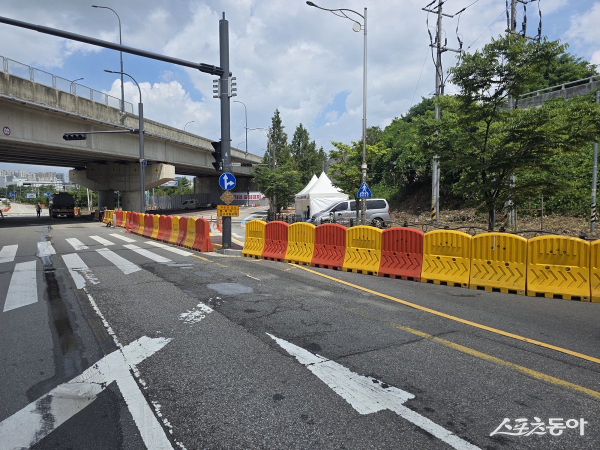시는 사고 직후 재난안전대책본부를 즉시 가동해 현장을 지휘하고, 추가 붕괴 방지와 피해자 구조, 장례 지원 등 긴급 조치를 시행했다(현장 대응 방호벽 설치 모습). 사진제공｜오산시
