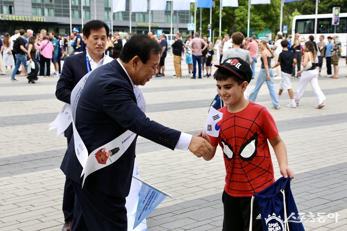 최민호 시장을 비롯한 세종시 대표단은 지난 26일(현지 시각) 독일 뒤셀도르프에서 열린 2025 라인-루르 하계세계대학경기대회 리셉션에 참석해 국제대회 준비 현황을 공유하고, 운영 실무 경험을 교류하는 시간을 가졌다. 사진제공|세종시