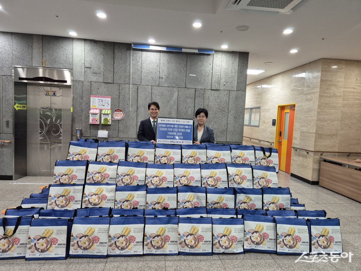 용인특례시(시장 이상일)가 초복(7월 20일)을 맞아 지역 곳곳에서 이웃과 따뜻한 정을 나누는 복달임 행사가 활발히 펼쳐졌다(기흥구 건강꾸러미 전달 모습). 사진제공|용인시