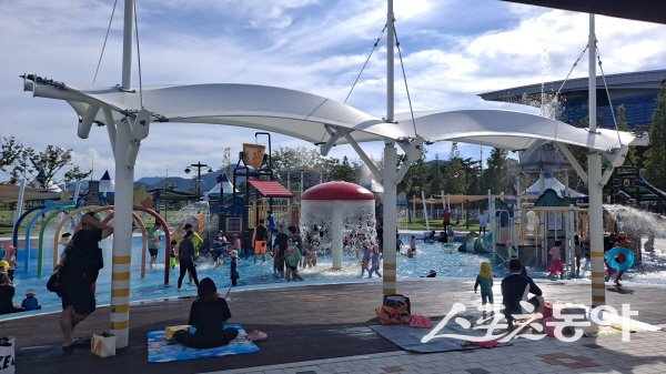 경주 황성공원에서 운영 중인 어린이 물놀이장이 가족단위 방문객들의 큰 호응을 얻고 있다. 사진제공 ㅣ 경주시
