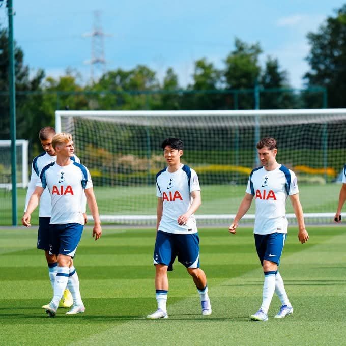 토트넘과 계약 만료가 1년 앞으로 다가온 ‘리빙 레전드’ 손흥민(가운데)의 거취가 세계적 이슈로 떠오른 가운데 미국 MLS LAFC와 논의가 한창 진행 중인 것으로 파악됐다. 이미 양측은 영상 미팅도 진행했다. 26일(한국시간) 런던 엔필드 홋스퍼웨이에서 진행된 잉글랜드 3부 위컴과 비공개 연습경기에 앞서 동료들과 그라운드를 걷는 모습. 사진출처|토트넘 홋스퍼 페이스북