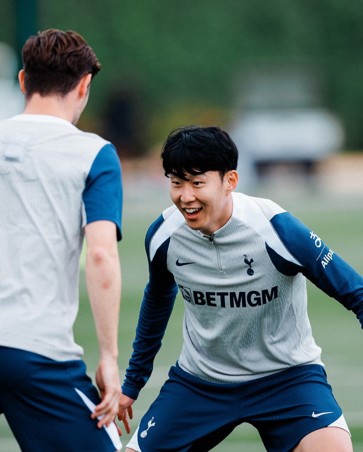 토트넘과 계약 만료가 1년 앞으로 다가온 ‘리빙 레전드’ 손흥민(오른쪽)의 거취가 세계적 이슈로 떠오른 가운데 미국 MLS LAFC와 논의가 한창 진행 중인 것으로 파악됐다. 이미 양측은 영상 미팅도 진행했다. 런던 엔필드 홋스퍼웨이에서 프리시즌 훈련을 하며 활짝 웃고 있다. 사진출처|토트넘 홋스퍼 페이스북