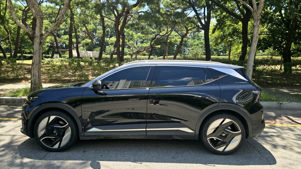 2785mm의 휠베이스로 넉넉한 실내 공간을 구현한 세닉 E‑Tech 측면 디자인. 원성열 기자 sereno@dogna.com