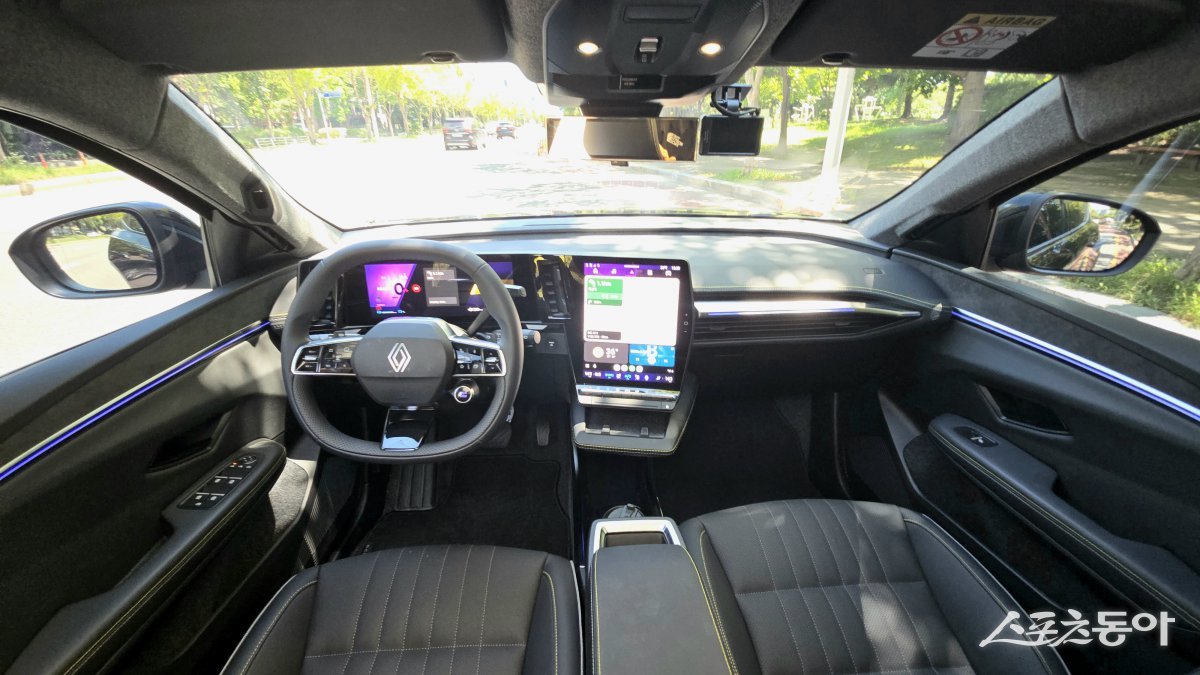 가로형 12인치 클러스터와 세로형 12인치 터치스크린을 장착해 편리함을 더한 세닉 E‑Tech 인테리어. 원성열 기자 sereno@dogna.com