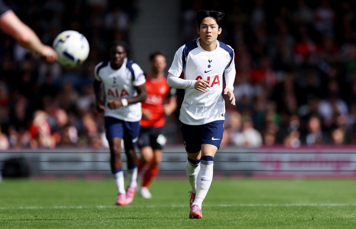 토트넘 양민혁(오른쪽)이 27일 케닐워스로드에서 열린 잉글랜드 3부 루턴 타운과 프리시즌 연습경기에서 후반 35분 교체 투입돼 그라운드를 달리고 있다. 사진출처｜토트넘 홋스퍼 페이스북