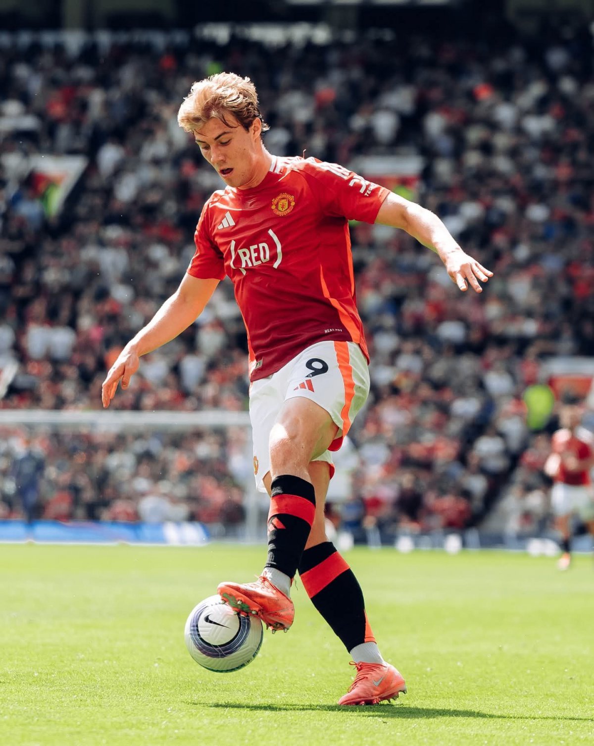 맨유는 더글라스 루이스를 데려오기 위해 다양한 방안을 모색하고 있는데, 그 중 하나가 공격수 라스무스 호일룬을 유벤투스에 내주는 트레이드다. 사진출처｜맨체스터 유나이티드 페이스북