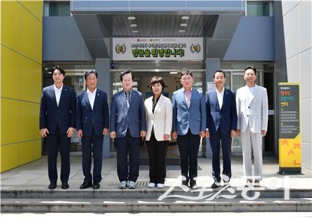 지난 25일 부산시의회 복지환경위원회가 사상구 청소년종합지원센터를 방문 후 기념촬영을 하고 있다. (사진제공=부산시의회)