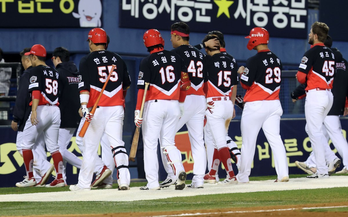 KIA는 후반기 7경기에서 1승6패를 기록하며 하위권으로 추락할 위기를 맞이했다. 팀은 후반기 불안한 불펜 운영에 발목이 잡히고 있다.|뉴시스