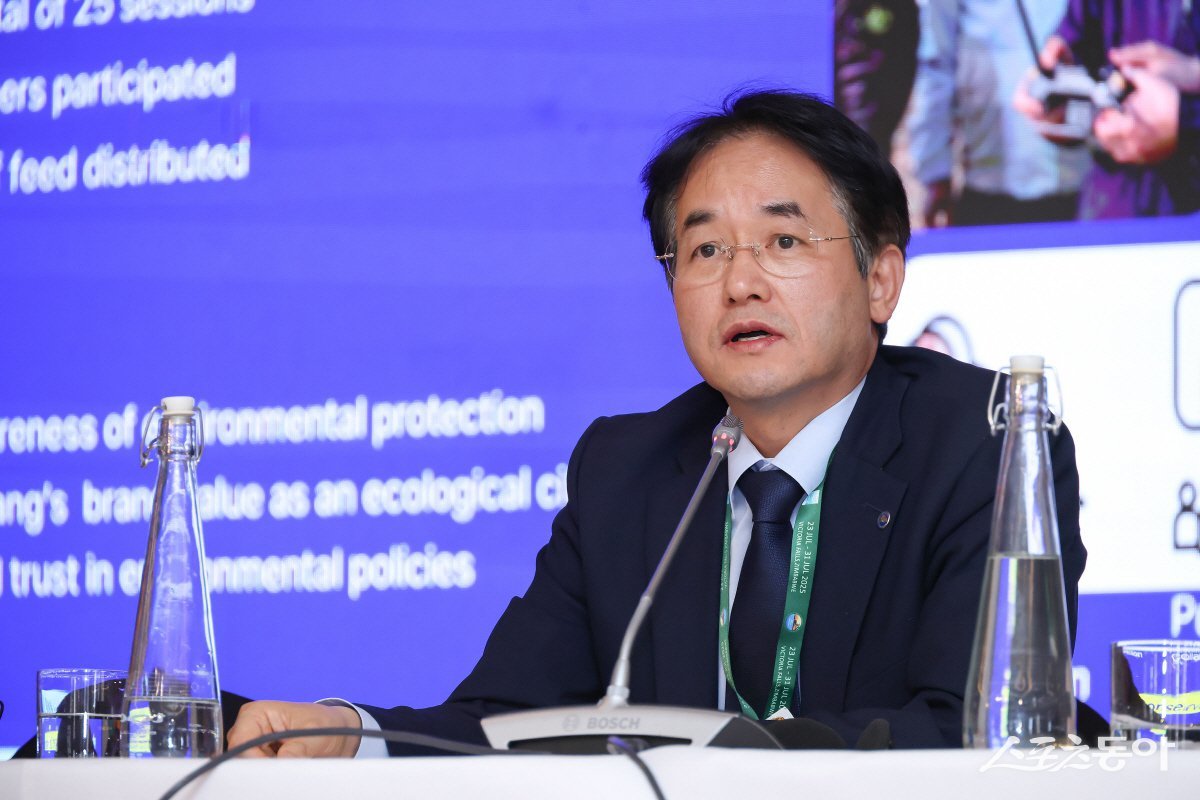 이동환 고양특례시장(COP15 이클레이 도시 생물다양성 특별 세션에서 장항습지 우수사례 발표 중)  사진제공ㅣ고양시 