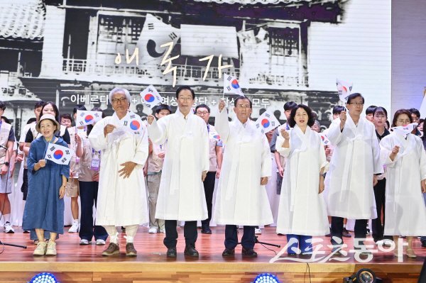 경북교육청이 2025 사제동행국외 독립운동길 순례단 출정식에서 태극기를 흔들고 있다. 사진제공 ㅣ 경북교육청