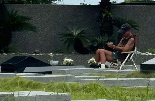 아내의 묘를 지키고 있는 구준엽의 모습