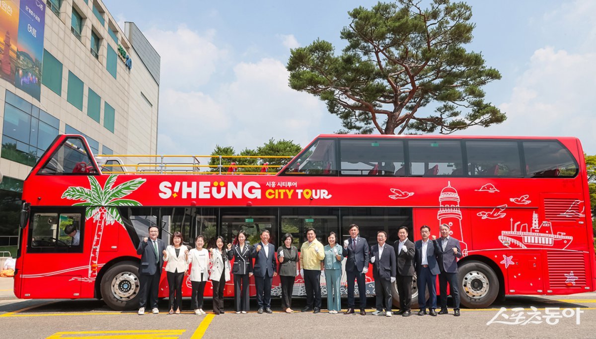 시티투어 2층버스 시범운행을 앞두고 지난 7월 25일 시관계자들이 기념촬영을 하고 있다. 사진제공｜시흥시
