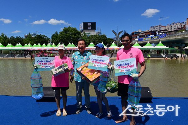 제27회 봉화은어축제 외국인 관광객 대상 ‘글로벌 반두잡이’ 입상자들이 기념 촬영하고 있다. 사진제공 ㅣ 봉화군