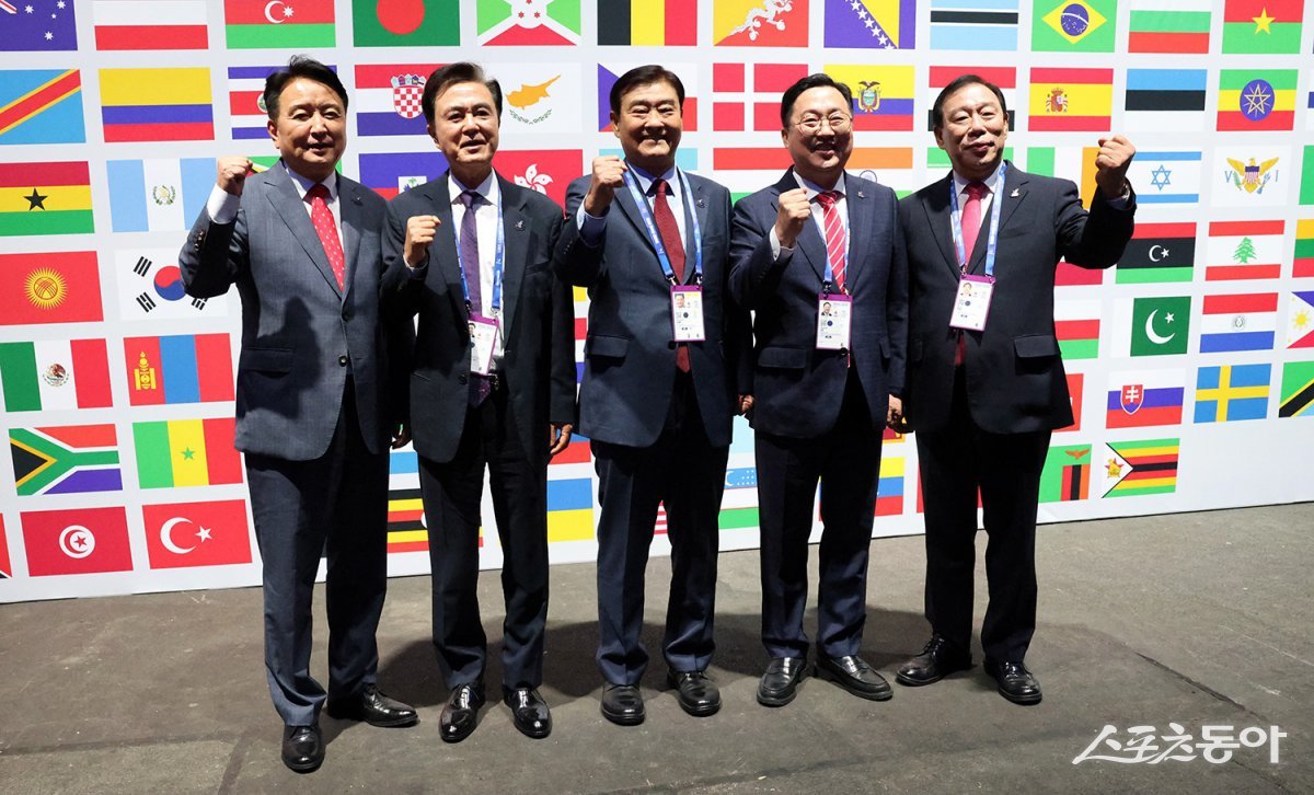 특히, 이 자리에서 김태흠 지사를 비롯해 이장우 대전시장, 최민호 세종시장, 김영환 충북도지사, 강창희 조직위원장이 함께 라인루르 조직위로부터 대회기를 공식 인수했다. 사진제공｜충남도