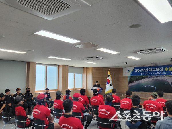 영덕군이 수난사고 선제적 대응을 위해 인명구조요원 대상 교육 및 훈련을 실시하고 있다. 사진제공 ㅣ 영덕군