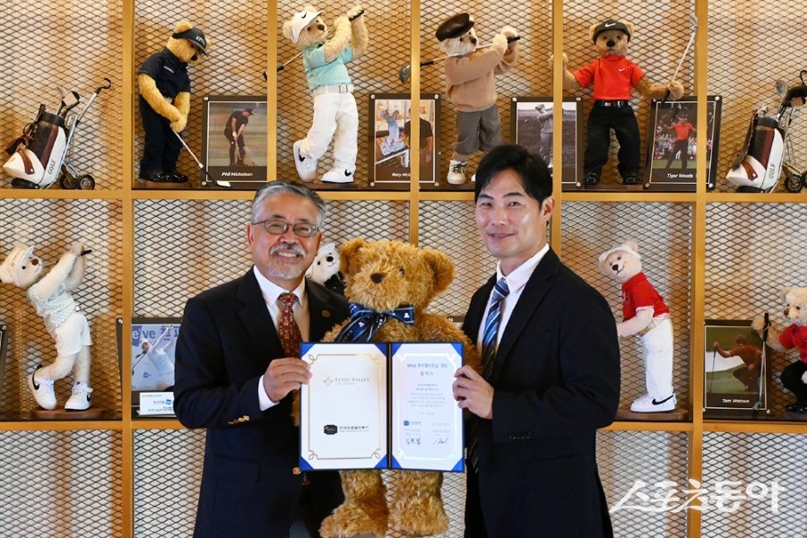 KPGT 김원섭 대표이사(왼쪽)와 테디밸리 골프앤리조트 김민 부회장이 협약서에 사인한 뒤 포즈를 취하고 있다. 사진제공 | KPGT