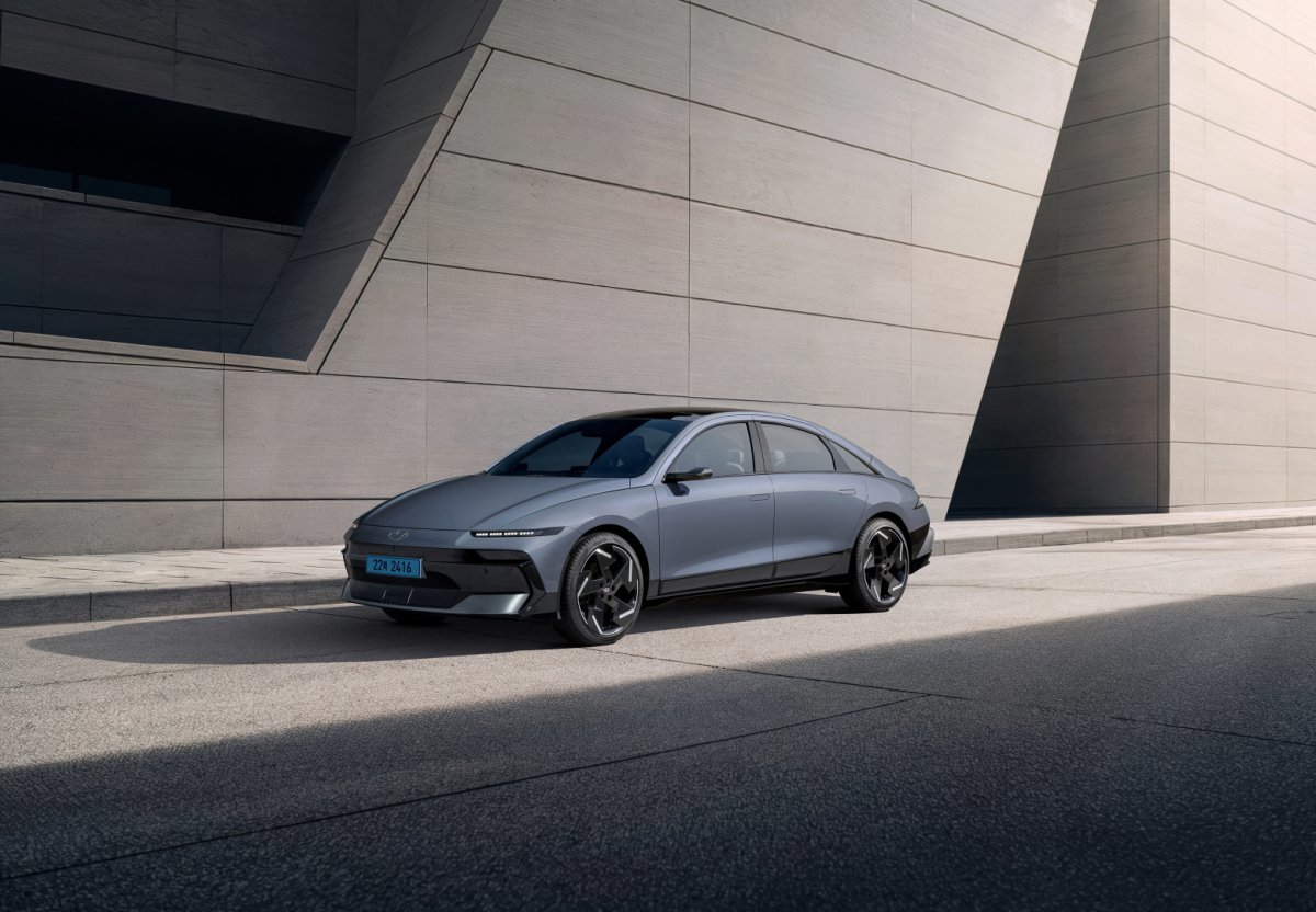 현대자동차가 국내 전기차 중 1회 충전 최대 주행가능거리인 562km를 달성한 전용 전기차 ‘더 뉴 아이오닉 6’를 28일 출시했다.  사진제공 ｜현대차