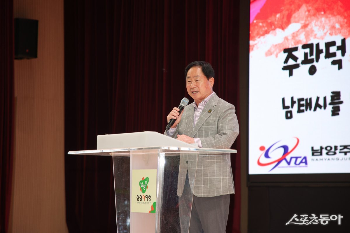 주광덕 시장이 지난 26일 남양주체육문화센터 실내체육관에서 ‘남양주시태권도시범단 오리엔테이션’에서 인사말을 하고 있다. 사진제공ㅣ남양주시