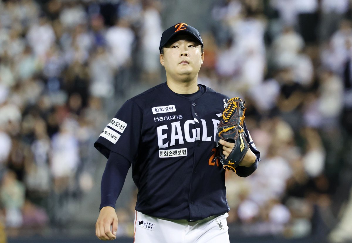 올 시즌 1~3위에 올라있는 한화, LG, 롯데는 후반기 들어 ‘믿을맨’의 활약 덕분에 웃고 있다. 한화 한승혁, LG 장현식, 롯데 정철원의 후반기 페이스가 돋보인다. 이닝을 마무리하고 덕아웃을 향하는 한화 한승혁. 뉴시스