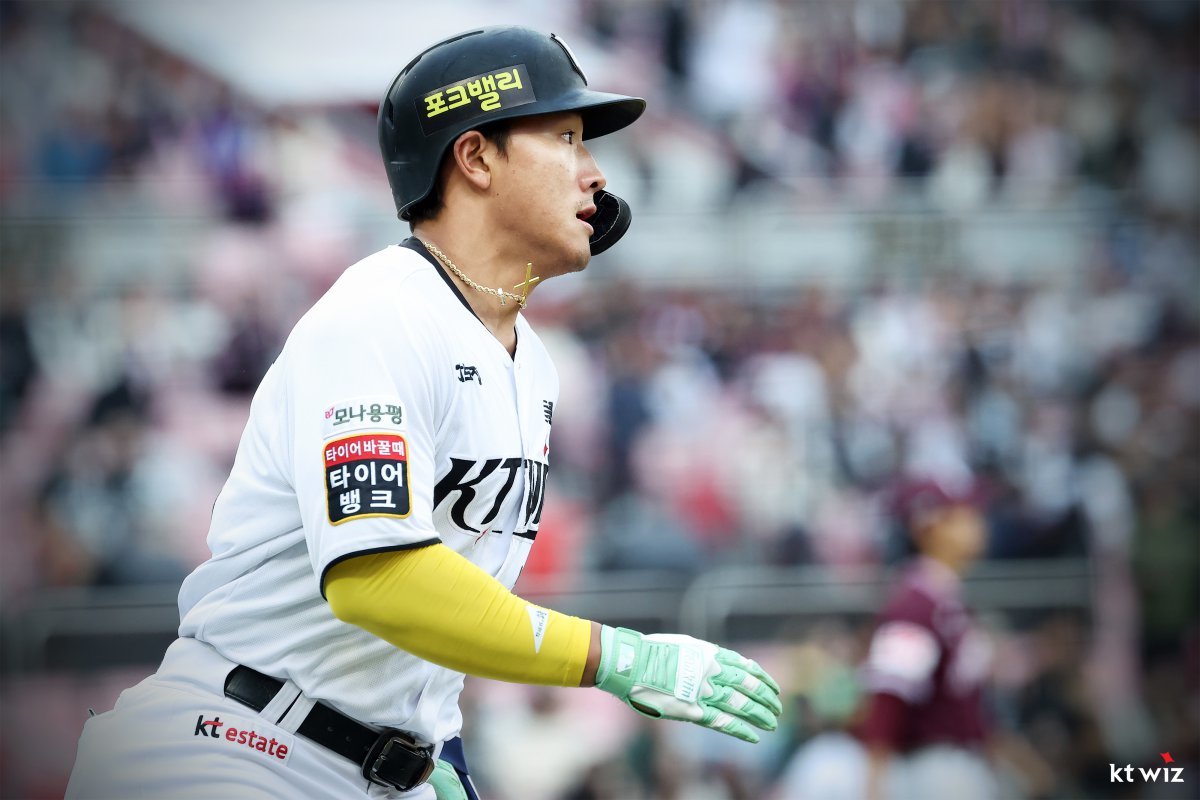 KT 안현민은 이달 말 또는 8월 초 규정타석 진입을 눈앞에 두고 있다. 그가 규정타석을 채운다면 타율, 출루율, 장타율 타이틀 싸움에 지각변동이 일어날 전망이다. 사진제공｜KT 위즈
