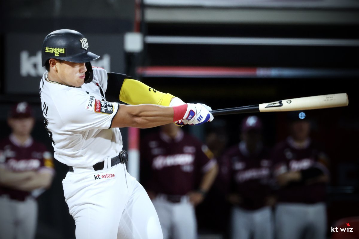 KT 안현민은 이달 말 또는 8월 초 규정타석 진입을 눈앞에 두고 있다. 그가 규정타석을 채운다면 타율, 출루율, 장타율 타이틀 싸움에 지각변동이 일어날 전망이다. 사진제공｜KT 위즈