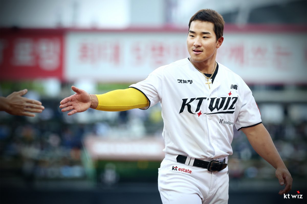KT 안현민은 이달 말 또는 8월 초 규정타석 진입을 눈앞에 두고 있다. 그가 규정타석을 채운다면 타율, 출루율, 장타율 타이틀 싸움에 지각변동이 일어날 전망이다. 사진제공｜KT 위즈