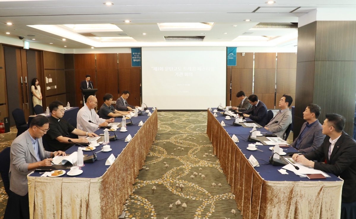 강원랜드-정선군-강원관광재단-종교단체가 ‘제1회 운탄고도 트레킹 페스티벌’ 성공 개최를 위해 회의를 진행하고 있다              강원랜드 제공