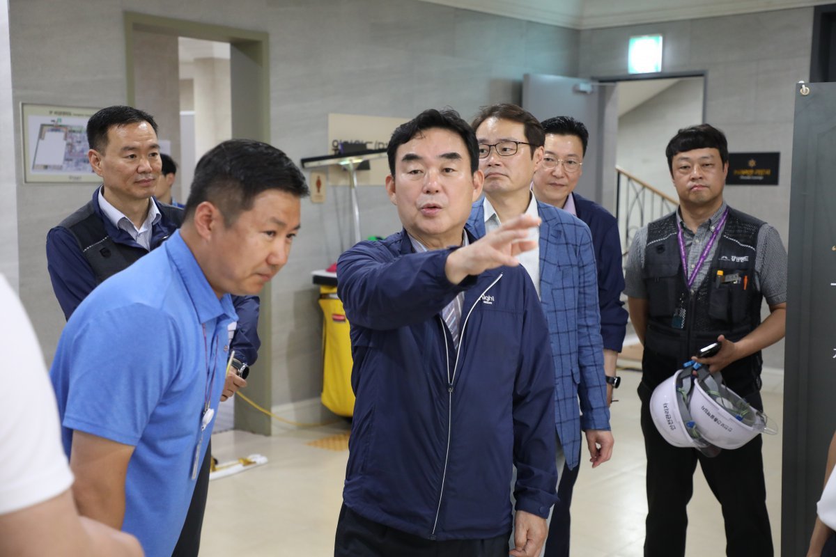 강원랜드 최철규 대표이사직무대행이 하이원 워터월드를 찾아 온열질환 및 고객사고 예방을 위한 안전점검을 실시하고 있다.      강원랜드 제공