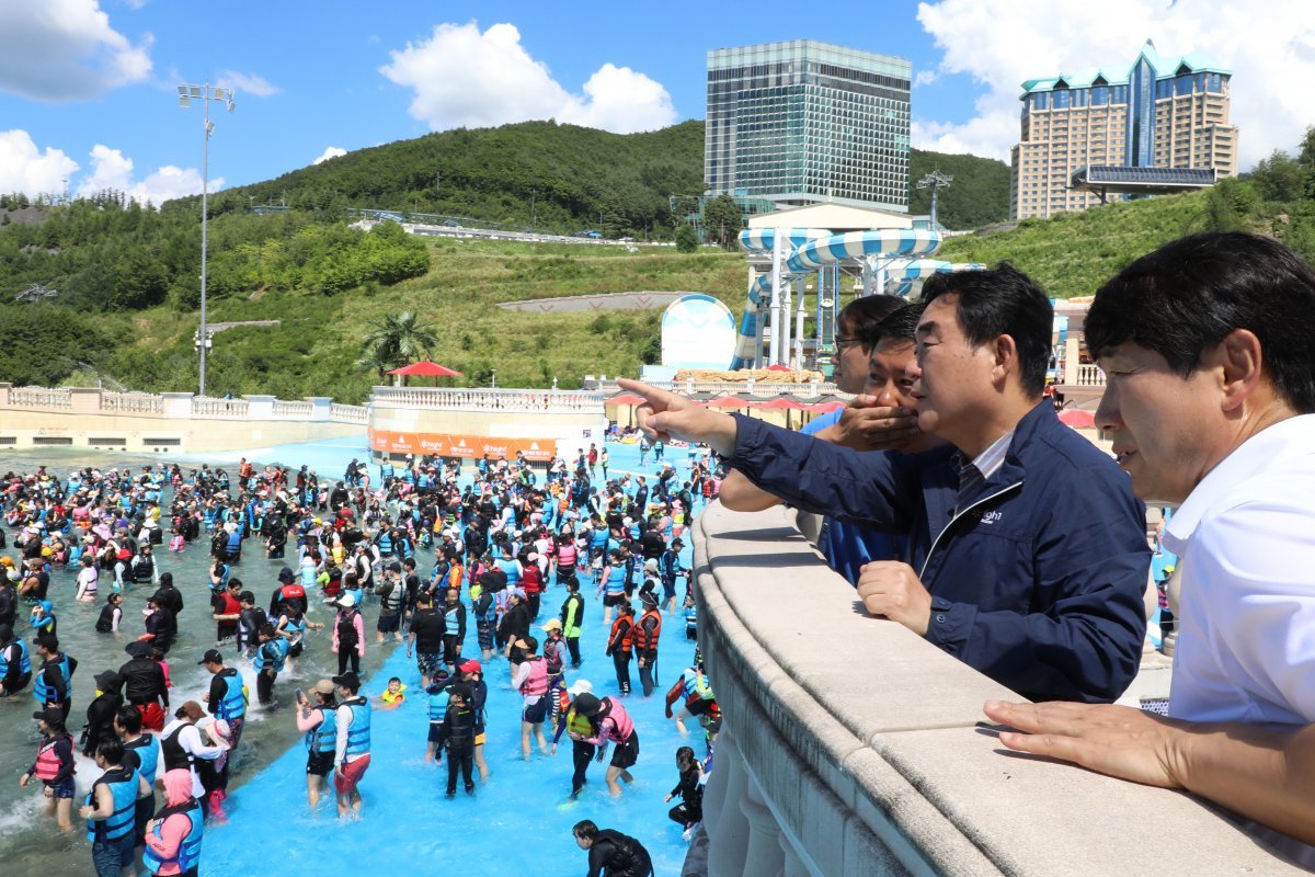 하이원 워터월드를 찾아 온열질환 및 고객사고 예방을 위한 안전점검을 하고 있는 최철규 대표이사직무대행.      강원랜드 제공